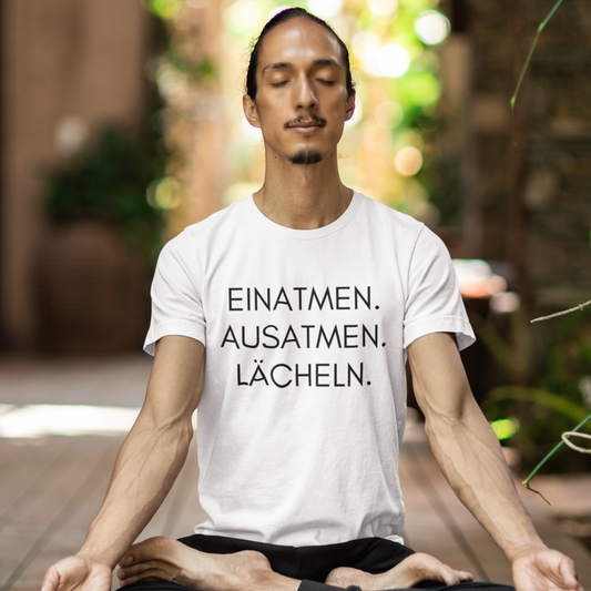Einatmen.Ausatmen.Lächeln.  - Herren Shirt